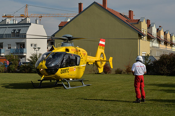 Vösendorfer Sicherheitstag 2015 Foto Huber Austrian Wings Media Crew ÖAMTC ITH Intensivtransporthubschrauber OE-XEQ Landung_1