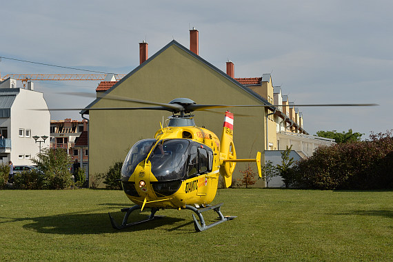 Vösendorfer Sicherheitstag 2015 Foto Huber Austrian Wings Media Crew ÖAMTC ITH Intensivtransporthubschrauber OE-XEQ Landung_2 Vösendorfer Sicherheitstag 2015 Foto Huber Austrian Wings Media Crew ÖAMTC ITH Intensivtransporthubschrauber OE-XEQ Landung_2