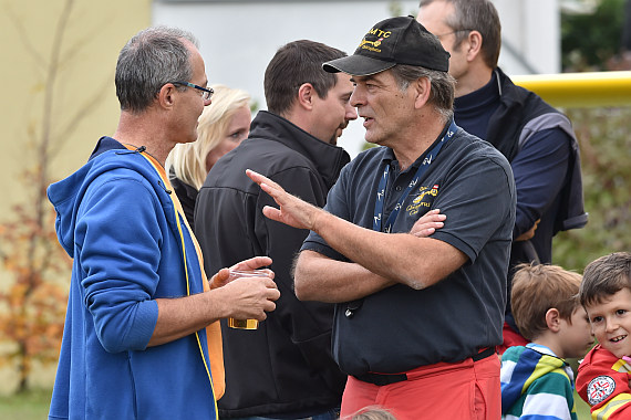 Pilot Rudi Einsiedl (rechts) im Gespräch mit einem Besucher