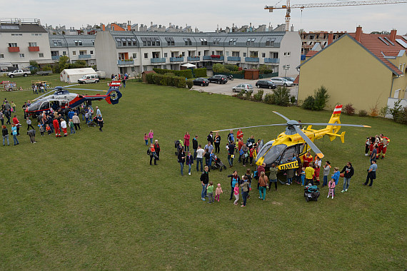 Vösendorfer Sicherheitstag 2015 Foto Huber Austrian Wings Media Crew Blick von oben auf EC135 von Flugpolizei und ÖAMTC