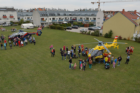 Vösendorfer Sicherheitstag 2015 Foto Huber Austrian Wings Media Crew Blick von oben auf EC135 von Flugpolizei und ÖAMTC Vösendorfer Sicherheitstag 2015 Foto Huber Austrian Wings Media Crew Blick von oben auf EC135 von Flugpolizei und ÖAMTC