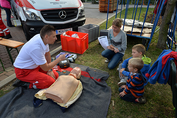 Das Rote Kreuz gab Tipps in Erster Hilfe und demonstrierte wie kinderleicht Wiederbelebungsmaßnahmen sind