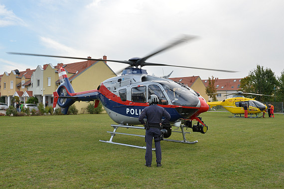 Vösendorfer Sicherheitstag 2015 Foto Huber Austrian Wings Media Crew Flugpolizei EC135 OE-BXC mit OE-XEQ ITH im Hintergrund