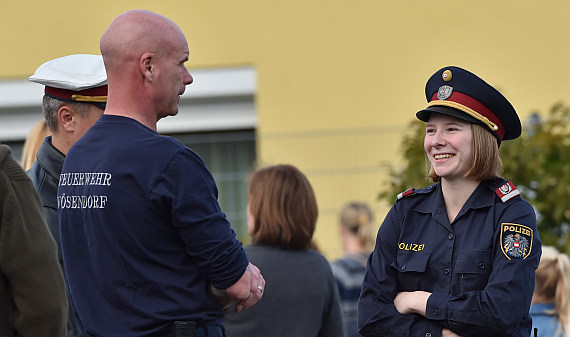 Feuerwehr und Polizei im kameradschaftlichen Gespräch Feuerwehr und Polizei im kameradschaftlichen Gespräch