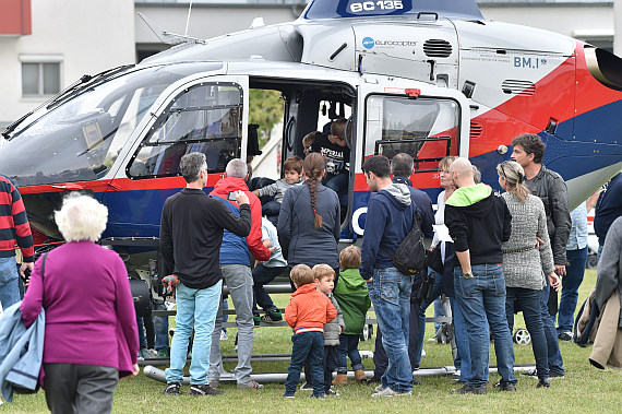 Vösendorfer Sicherheitstag 2015 Foto Huber Austrian Wings Media Crew flugpolizei EC135 OE-BXC Besucher Kinder closeup