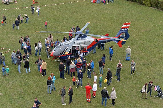 Vösendorfer Sicherheitstag 2015 Foto Huber Austrian Wings Media Crew flugpolizei EC135 OE-BXC Besucher von oben