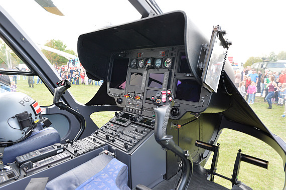 Cockpit der EC-135 der Flugpolizei