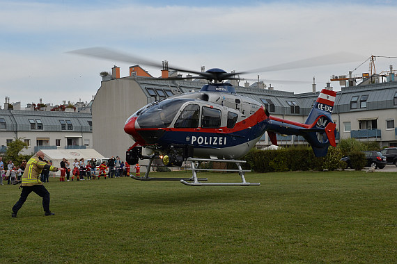 Vösendorfer Sicherheitstag 2015 Foto Huber Austrian Wings Media Crew flugpolizei EC135 OE-BXC Landung_1 Vösendorfer Sicherheitstag 2015 Foto Huber Austrian Wings Media Crew flugpolizei EC135 OE-BXC Landung_1