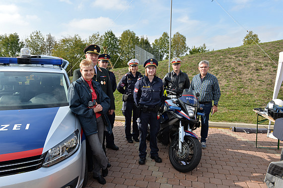 Die Vösendorfer SPÖ-Gemeinderätin und Organisatorin des Sicherheitstages, Gerlinde Urban (links), mit Vertretern der Exekutive