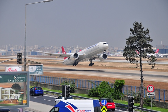 Nebst der A330 bilden die „Tripple Seven“ das Rückgrat der Turkish Airlines Langstreckenflotte; hier die B777-3F2(ER) TC-JJH beim Start mit passendem Vorder- und Hintergrund die dem Bild doch eine gewisse „Action“ verleihen