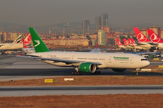 Erst seit 2014 setzt Turkmenistan Airlines 2 B777-22K(LR) EZ-A778 & EZ-A779 auf ihren Langstrecken ein. Allerdings kommt es immer wieder vor, dass die Tripple Seven auch die Hauptstadt Ashgabat mit der Millionen-Metropole am Bosporus bedient; hier die EZ-