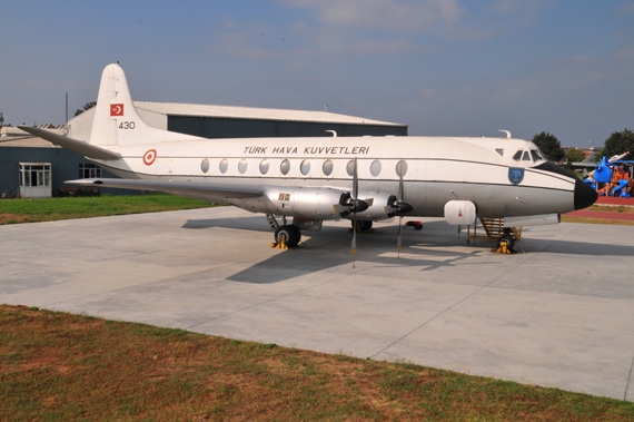 Neben einigen Airlines in den 50er und 60er Jahren setzten auch zahlreiche Luftwaffen die Vickers Viscount ein, wie zum Beispiel die Türkei. Diese gut erhaltene Vickers Viscount 794D #58-430 steht neben 60 weiteren Exponaten im Türkischen Luftwaffen Mus