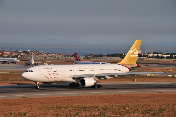 Bereits im Dezember 14 wurde die fabrikneue A330-202 5A-LAT an Libyan Airlines ausgeliefert. Wegen der anhaltenden unsicheren Lage in Libyen wurde der Jet jedoch für mehrere Monate auf dem Spanischen Flugfeld Teruel im Nordosten des Landes abgestellt und