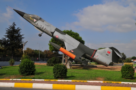 cht ganz unproblematisch und mit vielen Abstürzen behaftet setzte auch die Türkische Luftwaffe den Starfighter ein. Diese Lockheed (Canadair) F-104G #4-344 begrüsst als Gate-Guard-Plane die Besucher am Eingang des Luftwaffen-Museum in Istanbul