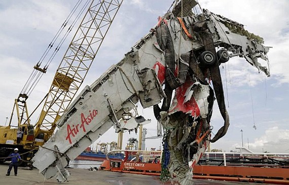 Das Wrack der Unglücksmaschine wird gehoben - Foto: NTSC