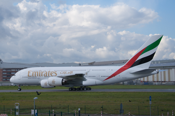 Airbus A380 "A6-EOO" beim Start auf Runway 23