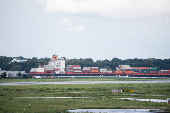 Ein Container-Schiff fährt auf der Elbe
