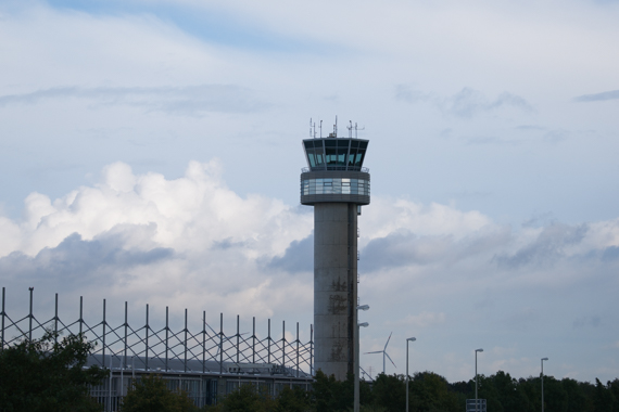 Der Tower befindet sich in der Nähe vom Kunden-Center Der Tower befindet sich in der Nähe vom Kunden-Center