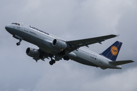 Flughafen Hamburg, Start Lufthansa Airbus A320-211, D-AIPL  "Ludwigshafen am Rhein" auf Runway 33 nach Frankfurt