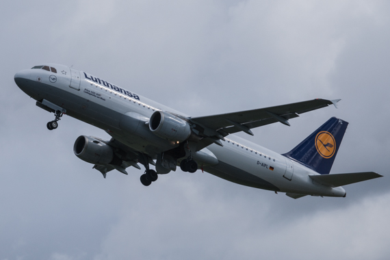 Flughafen Hamburg, Start Lufthansa Airbus A320-211, D-AIPL "Ludwigshafen am Rhein" auf Runway 33 nach Frankfurt Flughafen Hamburg, Start Lufthansa Airbus A320-211, D-AIPL "Ludwigshafen am Rhein" auf Runway 33 nach Frankfurt
