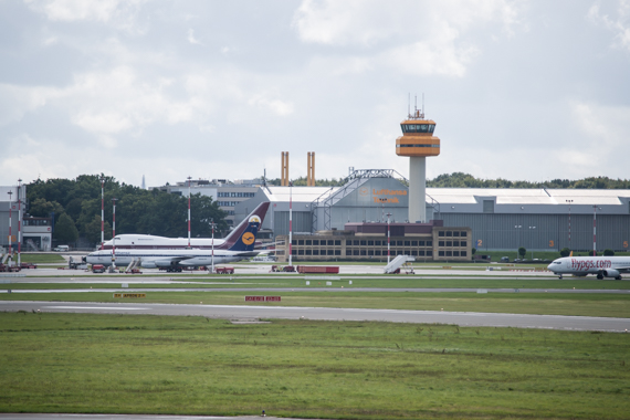 Tower und Lufthansa Technik Flughafen Hamburg, davor ein Museumsstück - die erste Boeing 707 der Lufthansa, D-ABOB, "Hamburg"