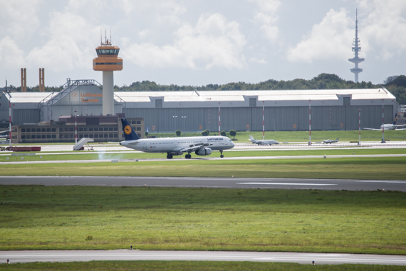 Tower und Lufthansa Technik HAM/EDDH, Blick zum Fernsehturm. Landung Lufthansa Airbus A321-231, D-AISC, "Speyer" auf Runway 23, Ankunft aus Frankfurt