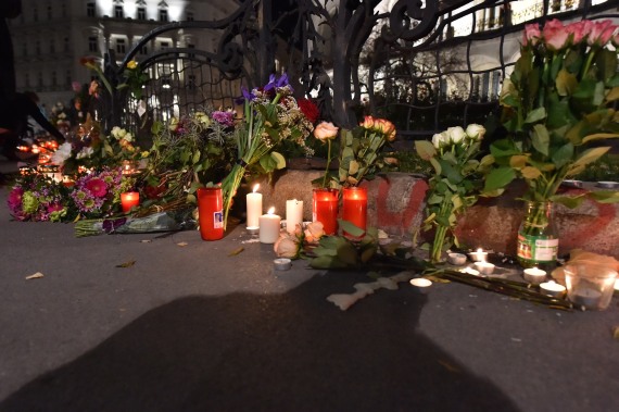 Ein Blumen- und Kerzenmeer vor der französischen Botschaft in Wien erinnert an die jüngsten Opfer des islamistischen Terrors in Europa.