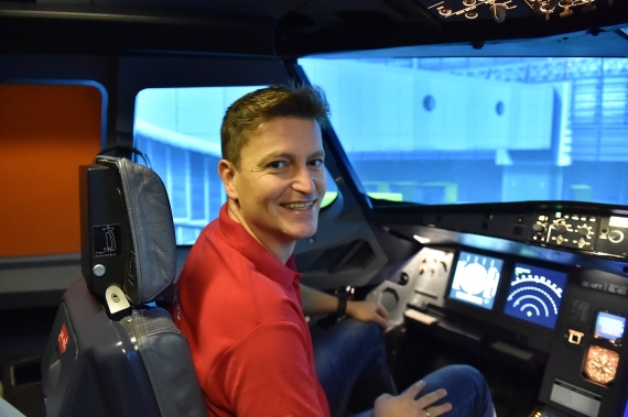 Auch Doc on Board-Gründer Dr. David Gabriel, selbst ausgebildeter Berufspilot, hat für den guten Zweck das Steuer in die Hand genommen! Auch Doc on Board-Gründer Dr. David Gabriel, selbst ausgebildeter Berufspilot, hat für den guten Zweck das Steuer in die Hand genommen!