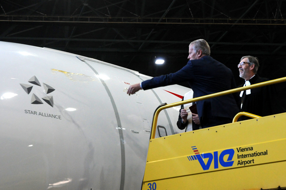 Austrian Airlines Embraer 195 Taufe Mitterlehner Slivovitz Foto Austrian Wings Media Crew