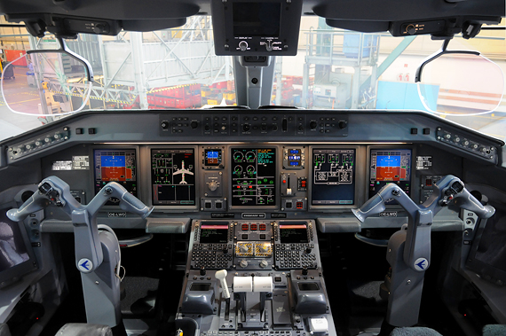 myAustrian Airlines Austrian AUA Embraer 195 Cockpit Foto Austrian Wings Media Crew