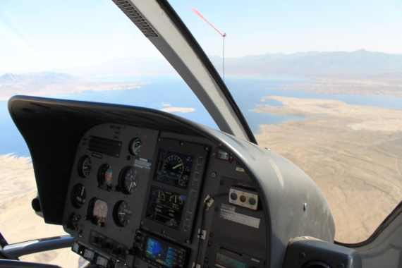 Cockpit des linksgesteuerten H130 (früher EC 130) im Flug - Foto: Austrian Wings Media Crew Cockpit des linksgesteuerten H130 (früher EC 130) im Flug - Foto: Austrian Wings Media Crew