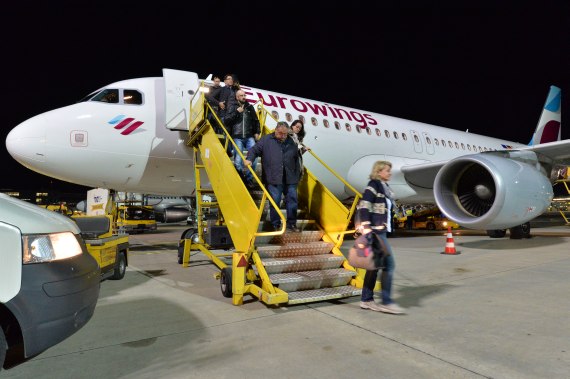 Eurowings Erstlandung Airbus A320 D-AIZQ Passagiere Foto Huber Austrian Wings Media Crew DSC_0615