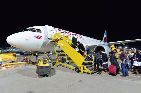 Eurowings Erstlandung Airbus A320 D-AIZQ Passagiere Foto Huber Austrian Wings Media Crew DSC_0728