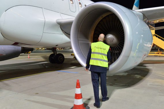 Eurowings Pilot Outside Check DSC_0680 Foto Huber Austrian Wings Media Crew