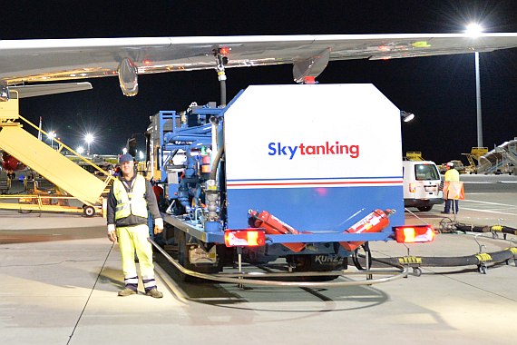 Flughafen Wien Tanklaster Betankung Skytanking Foto Huber Austrian Wings Media Crew