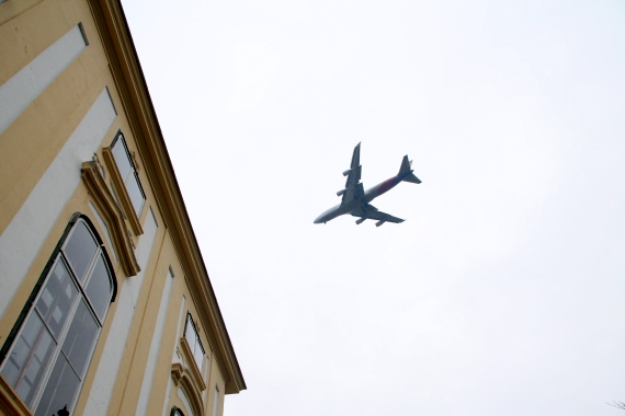 "Flugzeuge (fast) zum Anfassen" - in flughafennahen Gemeinden, hier eine Aufnahme aus Margarethen/Moos, braucht es wirksame Maßnahmen gegen den Fluglärm.