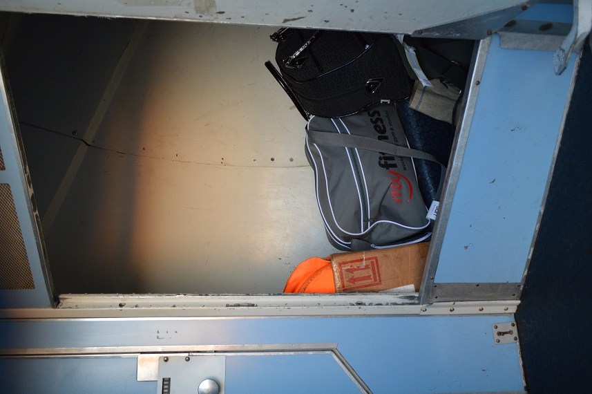 Beim Boarden kann man einen Blick in die Gepäcksektion des kleinen Airliners werfen. Viel Platz ist da nicht! Beim Boarden kann man einen Blick in die Gepäcksektion des kleinen Airliners werfen. Viel Platz ist da nicht!
