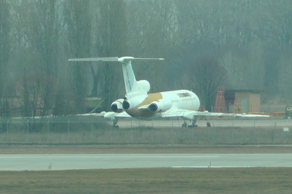 Zwar stehen in Kiev am Flughafen Borispol noch tonnenweise Tupolevs, Ilyushins und Antonovs herum, kaum eine aber ist flugtauglich. Schön aber sind sie allemal. Zwar stehen in Kiev am Flughafen Borispol noch tonnenweise Tupolevs, Ilyushins und Antonovs herum, kaum eine aber ist flugtauglich. Schön aber sind sie allemal.