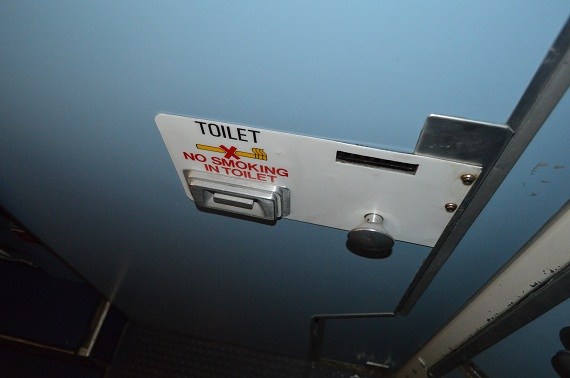Die „Türe“ und zugleich Wand der Toilette. Die „Türe“ und zugleich Wand der Toilette.