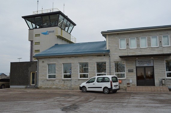 Der Tower mit dazugehörigem Terminal Der Tower mit dazugehörigem Terminal