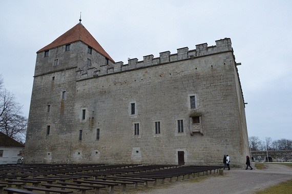 Die Festung in der Stadt Kuressaare dient als Museum und als Freilichtbühne. Die Festung in der Stadt Kuressaare dient als Museum und als Freilichtbühne.