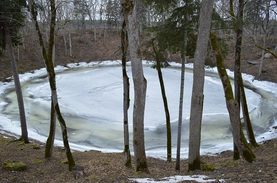 Das Bild vermag es nicht die tatsächlichen Ausmaße des Kraters zu vermitteln!