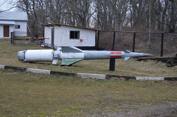 Gleich hinter dem Leuchtturm findet sich ein Museum mit „Militärschrott“, welcher mehr oder weniger gut erhalten ist. Die S-125 „Neva“ Boden- Luft- Rakete kann man aber gut erkennen!
