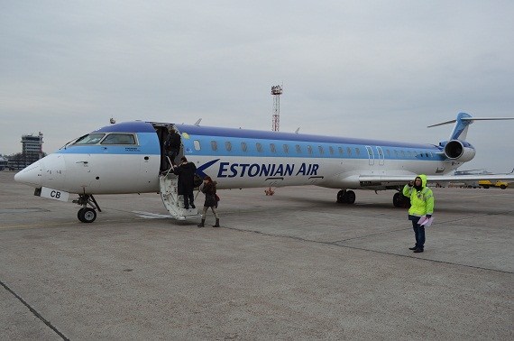 Der CRJ-900 ist ein durchaus interessantes Verkehrsmittel. Allemal spannender als der hundertste und tausendste Airbus- oder Boeing- Flieger! Der CRJ-900 ist ein durchaus interessantes Verkehrsmittel. Allemal spannender als der hundertste und tausendste Airbus- oder Boeing- Flieger!