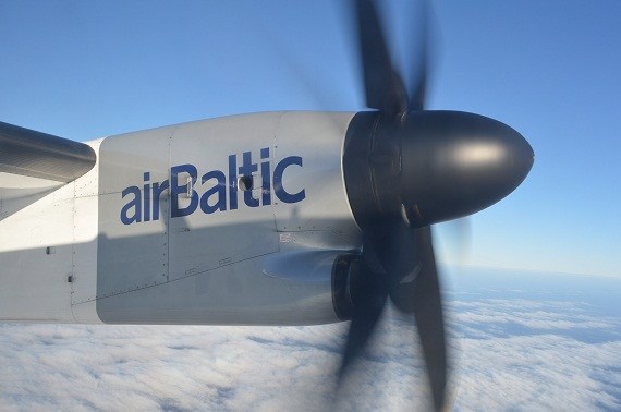 Trotz riesiger Propeller ist die DHC8-Q400 sehr leise, schließlich steht „Q“ für „quiet“. Trotz riesiger Propeller ist die DHC8-Q400 sehr leise, schließlich steht „Q“ für „quiet“.