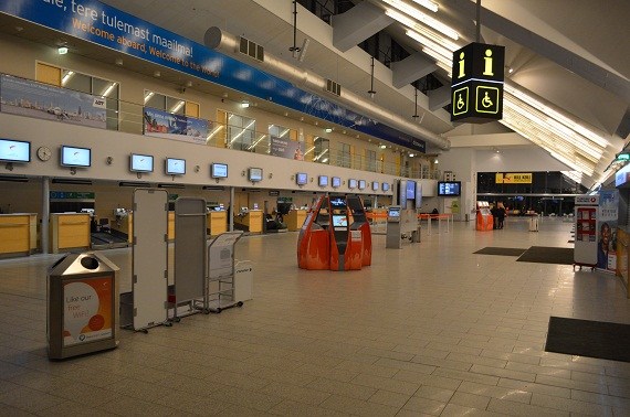 Klein aber fein, der Flughafen von Tallinn. Hin und wieder stößt sich das Sicherheitspersonal daran, dass man Fotos im Inneren des Gebäudes macht. Ein bisschen schwingt die Sowjetunion doch noch nach... Klein aber fein, der Flughafen von Tallinn. Hin und wieder stößt sich das Sicherheitspersonal daran, dass man Fotos im Inneren des Gebäudes macht. Ein bisschen schwingt die Sowjetunion doch noch nach...