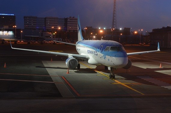 Estonian ist der Hausherr, aber auch in Tallinn machen sich bereits andere Airlines breit. Mit Air Baltic hat man einen mächtigen Konkurrenten in der Region. Ein Embraer, in der gefälligen Bemalung des Flagcarrieres in gefrorenem Zustand, ist ein durcha