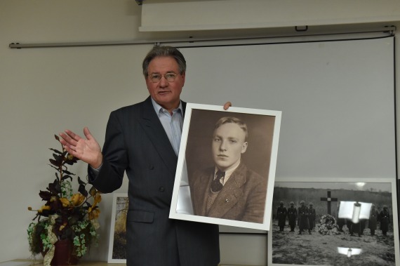 Buchautor Rudi Ster mit einem Portraitfoto von Hans-Rüdiger Treher. Buchautor Rudi Ster mit einem Portraitfoto von Hans-Rüdiger Treher.