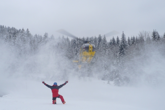 Bei Tiefschnee ist der Pilot auf einen Einweiser angewiesen um den Landepunkt nicht aus den Augen zu verlieren.