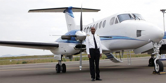 CEO Mulat Lemlemayehu vor der King Air 350 von East African Aviation CEO Mulat Lemlemayehu vor der King Air 350 von East African Aviation